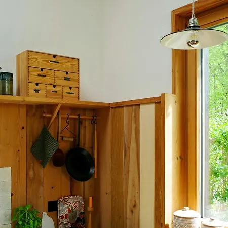 Сasa de vacaciones Creatively Converted Wooden Shed In The Forest *