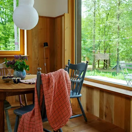 Creatively Converted Wooden Shed In The Forest Сasa de vacaciones