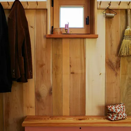 Сasa de vacaciones Creatively Converted Wooden Shed In The Forest *