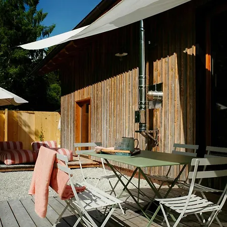 Creatively Converted Wooden Shed In The Forest Сasa de vacaciones *