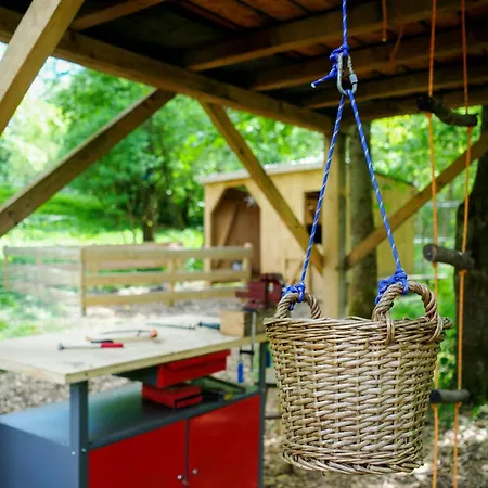 Creatively Converted Wooden Shed In The Forest Сasa de vacaciones *